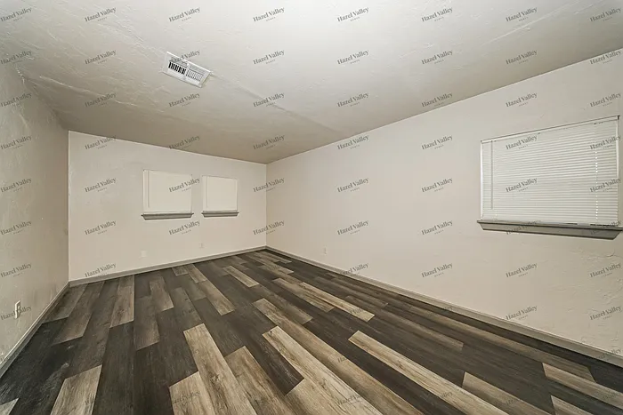 3 bed, 1.0 bath, 945 sqft, $1,195 — Photo 3