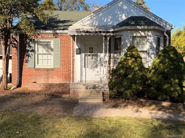 19397 Washtenaw St, Harper Woods, MI 48225