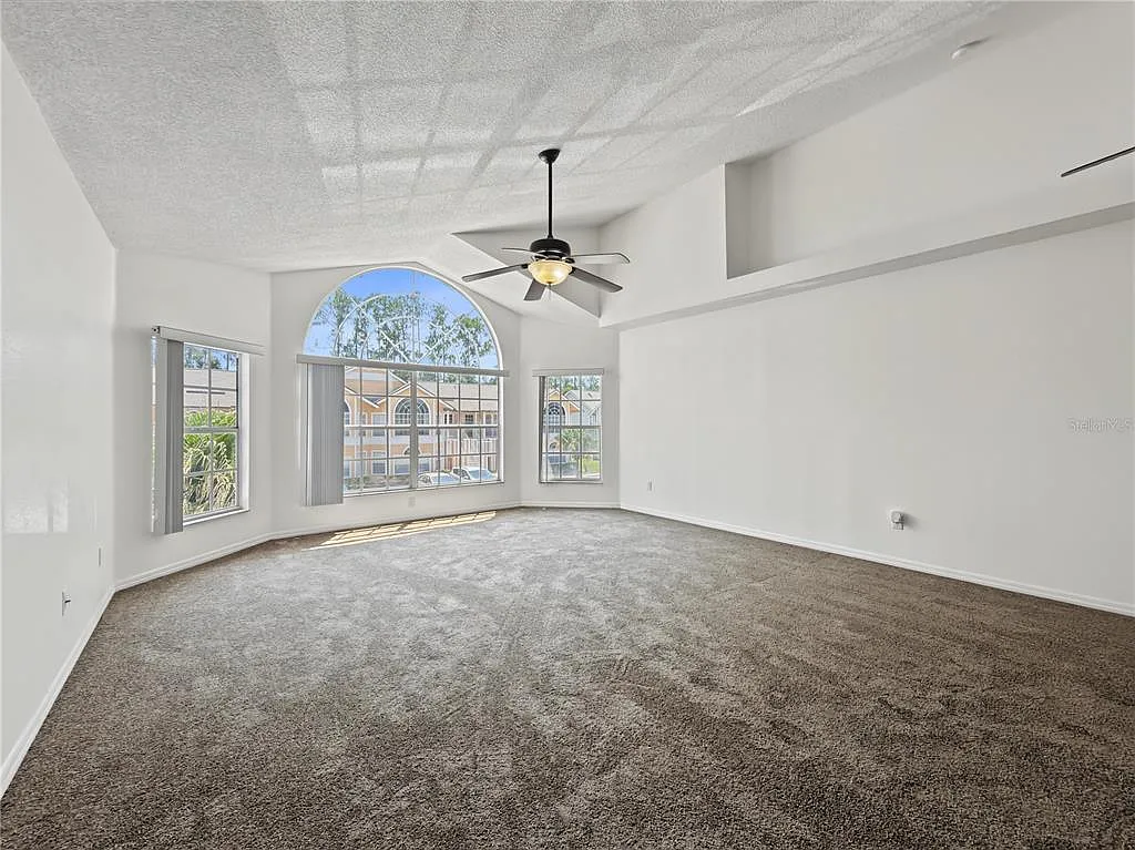 3 bed, 2.0 bath, 1326 sqft, $2,000 — Photo 4