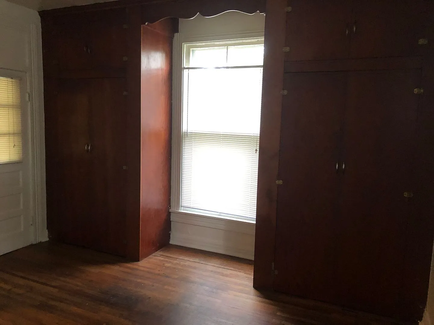 300 E 11th St — Photo 3