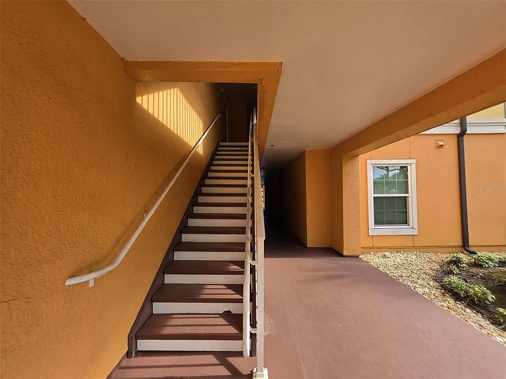 3 bed, 2.0 bath, 1232 sqft, $2,300 — Photo 2