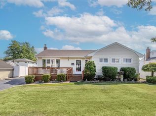 592 Chestnut Ln, East Meadow, NY 11554
