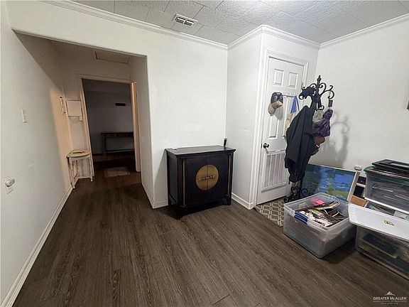 2nd image of 606 W 5th St