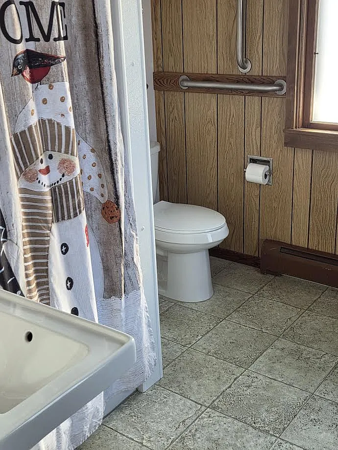 5 bed, 3600 sqft, $1,900 — Photo 4