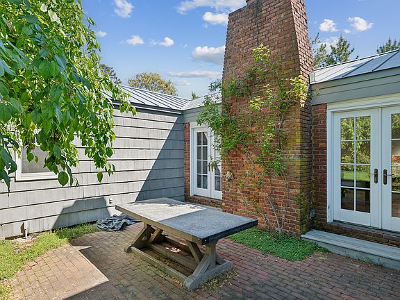 3rd image of 39 Wyandanch Ln