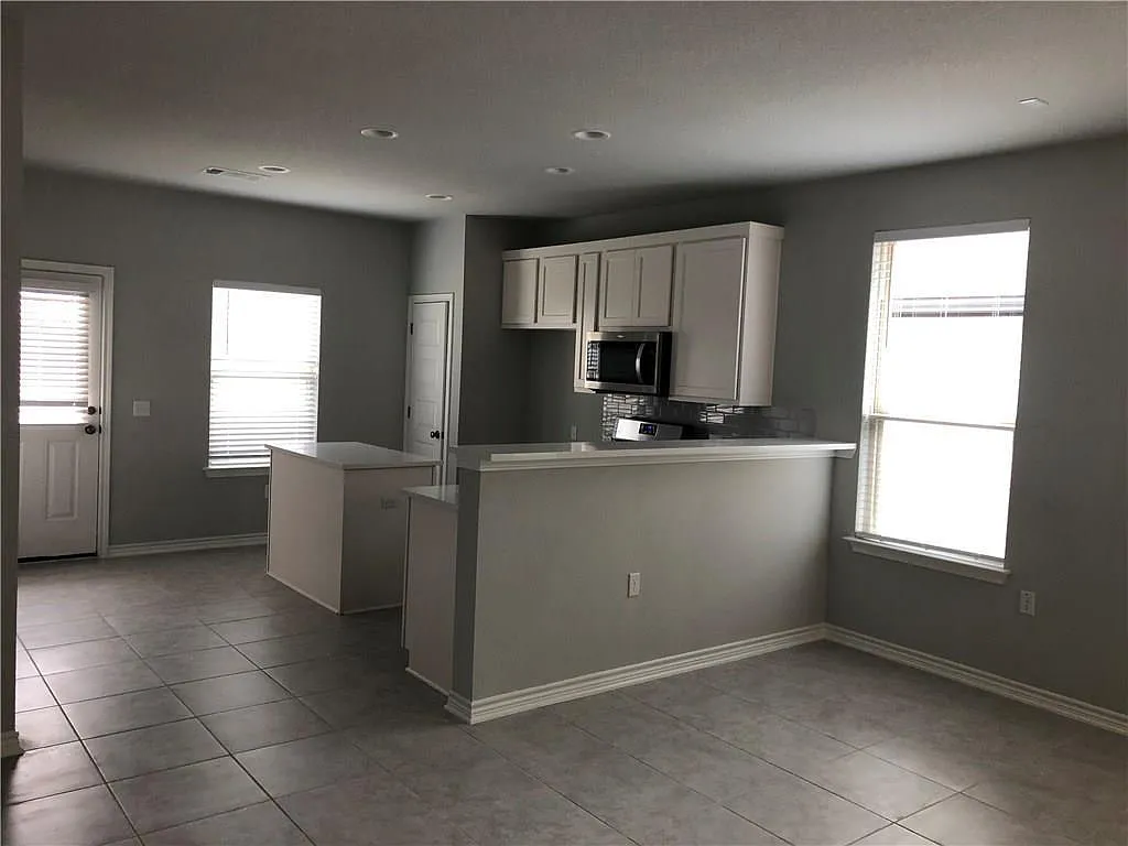 3 bed, 2.0 bath, 1205 sqft, $1,900 — Photo 4