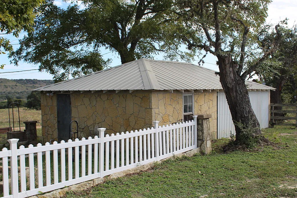 2 bed, 1.0 bath, 1242 sqft, $1,500 — Photo 2