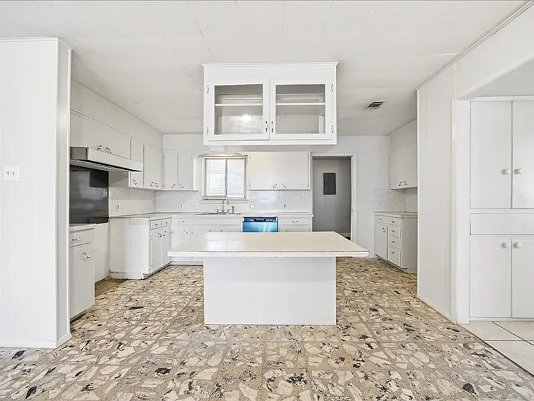 134 Robinhood Dr — Photo 10