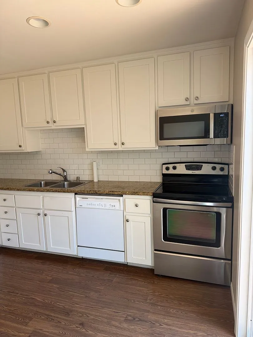 Highly Desirable Park Point Loma Townhome! — Photo 3