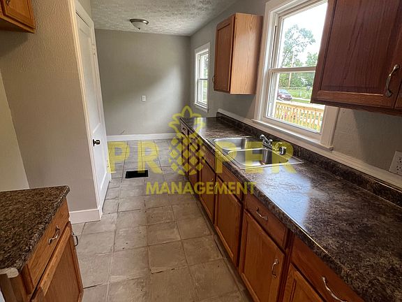 4th image of 424 Smith St