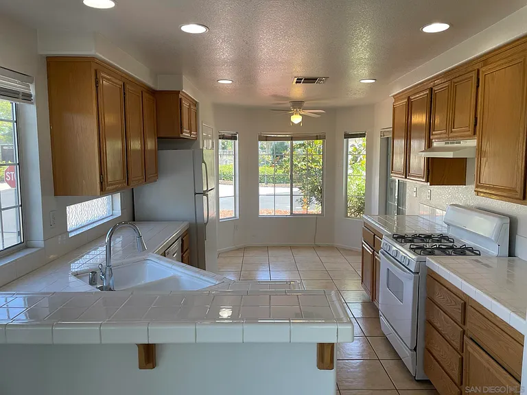 2401 Columbine Dr — Photo 2