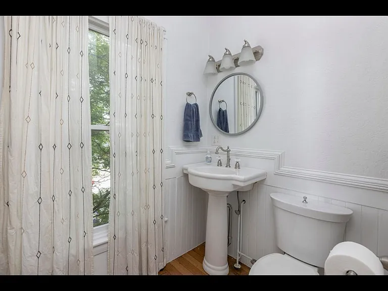 261 Vaughan St — Photo 7
