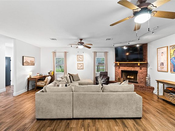 5th image of 1402 W Johnson Ave