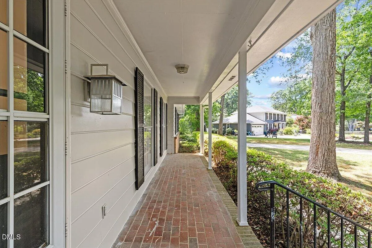 3 bed, 1.5 bath, $2,750 — Photo 3