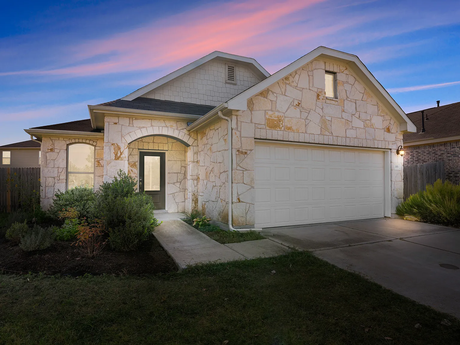 3 bed, 1353 sqft, $1,950 — Photo 2