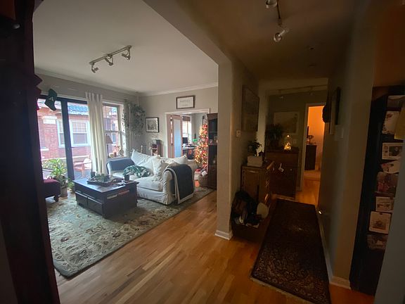 3rd image of 958 W Cuyler Ave APT 3N