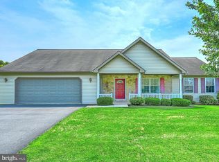 1124 Willow Creek Dr, Mount Joy, PA 17552