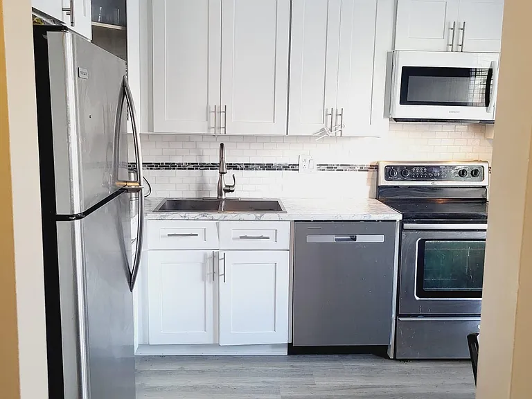 2307 Stonehenge Cres — Photo 2