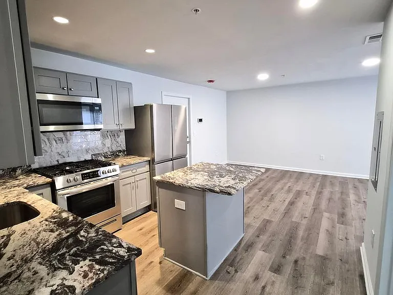 938 E 4th St — Photo 3