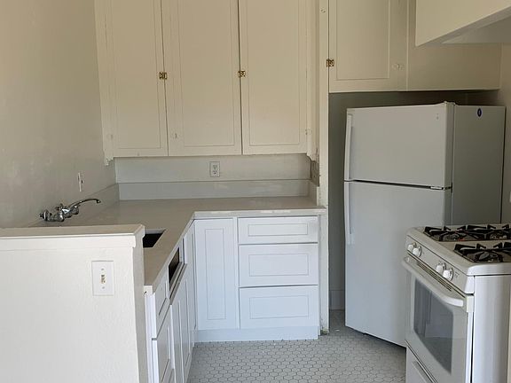 3rd image of 952 E Main St APT C