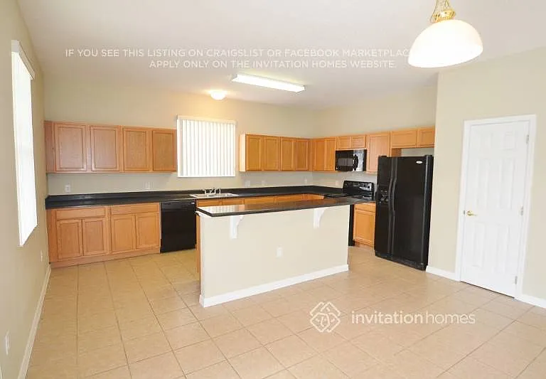 1033 Berkeley Dr — Photo 3