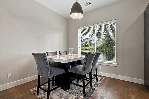 3 bed, 3.5 bath, 2340 sqft, $3,300 — Photo 4