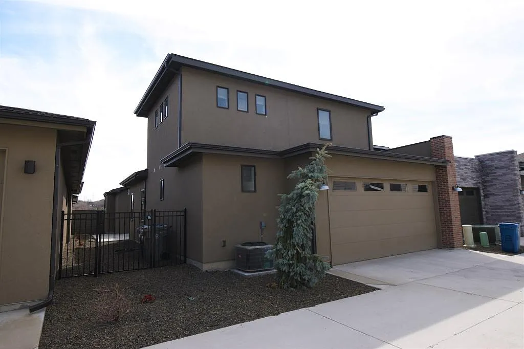 3 bed, 2507 sqft, $3,600 — Photo 2