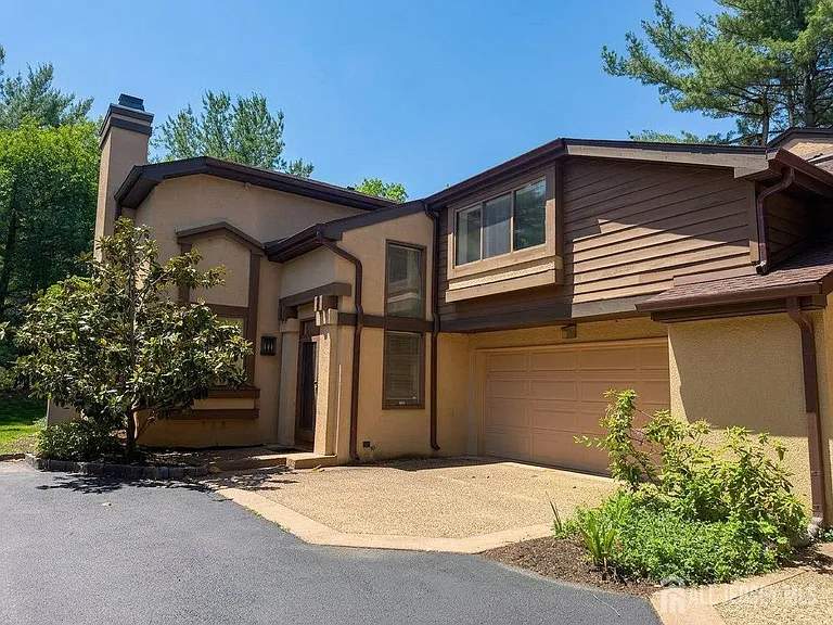 83 Sayre Dr — Photo 1
