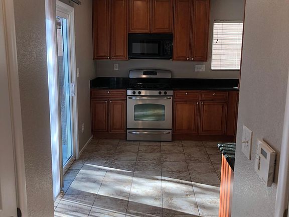 3rd image of 481 Royal Bridge Dr