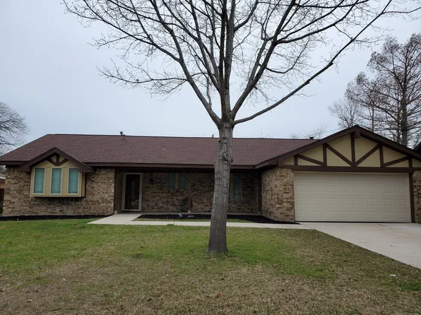 5901 Crestwood Cir W, North Richland Hills, TX 76180