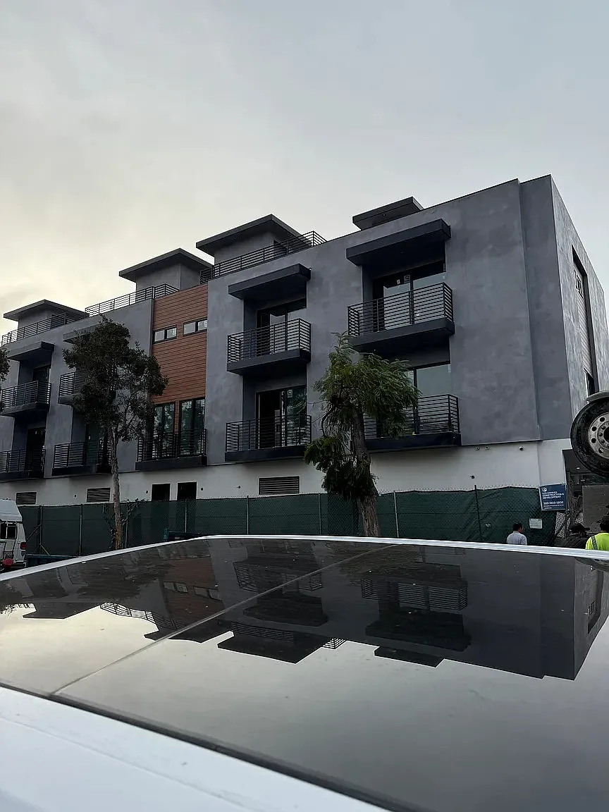 3 bed, 2.5 bath, 1900 sqft, $7,200 — Photo 1