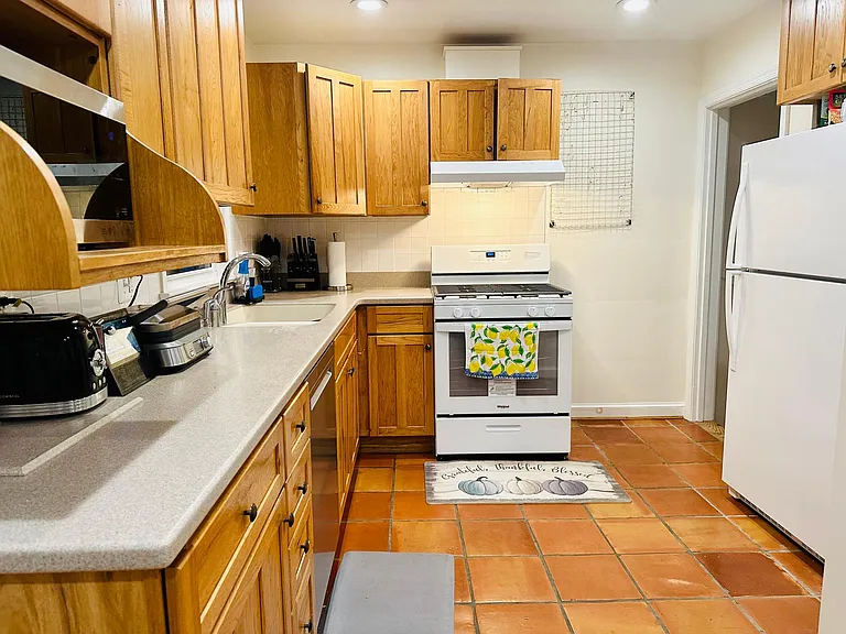 1805 S Oakland St — Photo 5