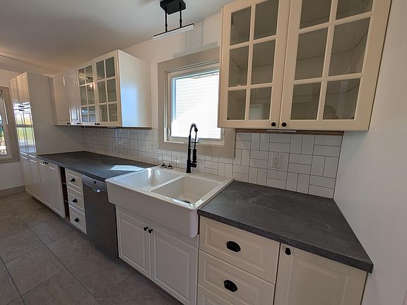 3rd image of 977 Lombardy St