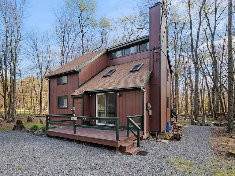 124 Tepee Dr — Photo 1