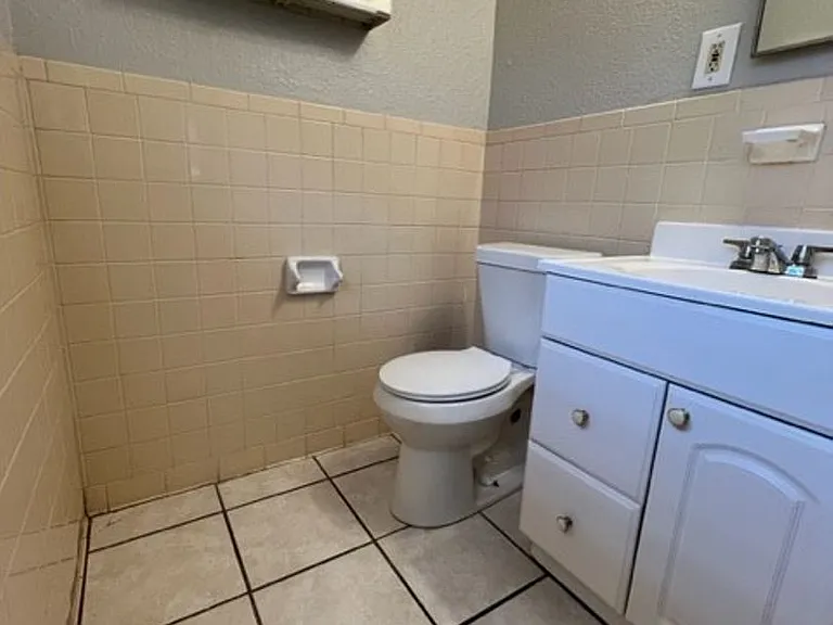130 NE Fullerton St — Photo 11