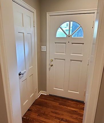 Foyer w/ Coat Closet