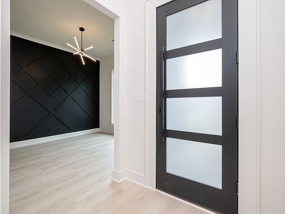 3rd image of 104 Woodlands Park Dr