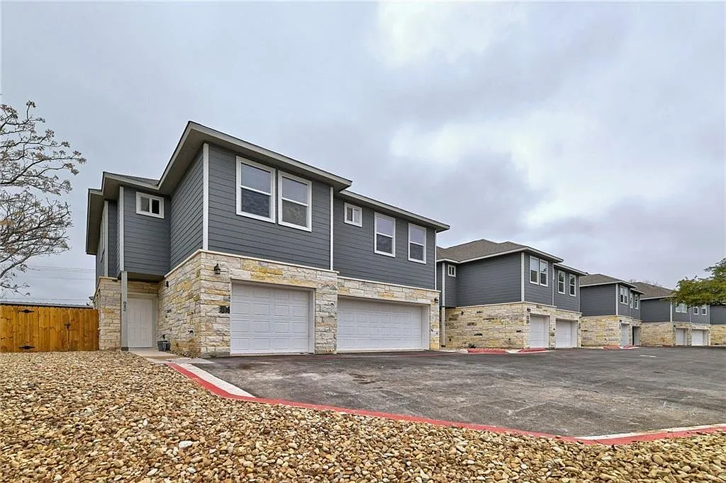 3 bed, 2.5 bath, 1430 sqft, $1,695 — Photo 1
