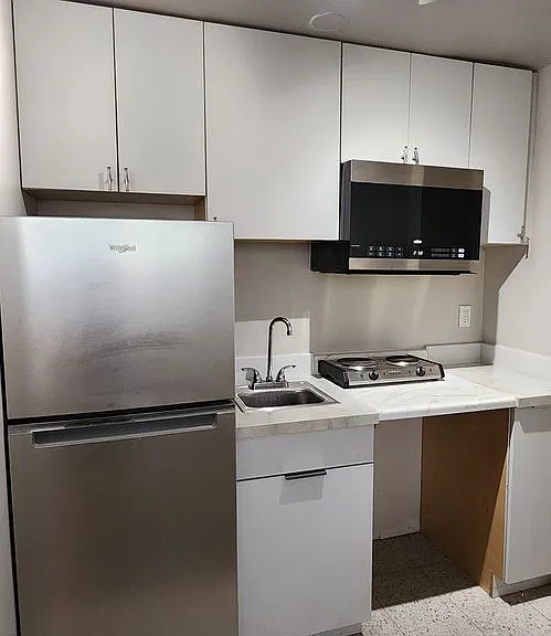Pollyanna Apartments — Photo 8