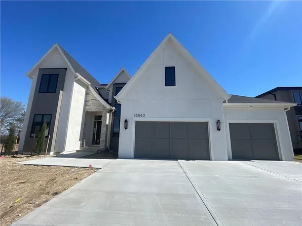 16063 S Twilight Ln, Olathe, KS 66062