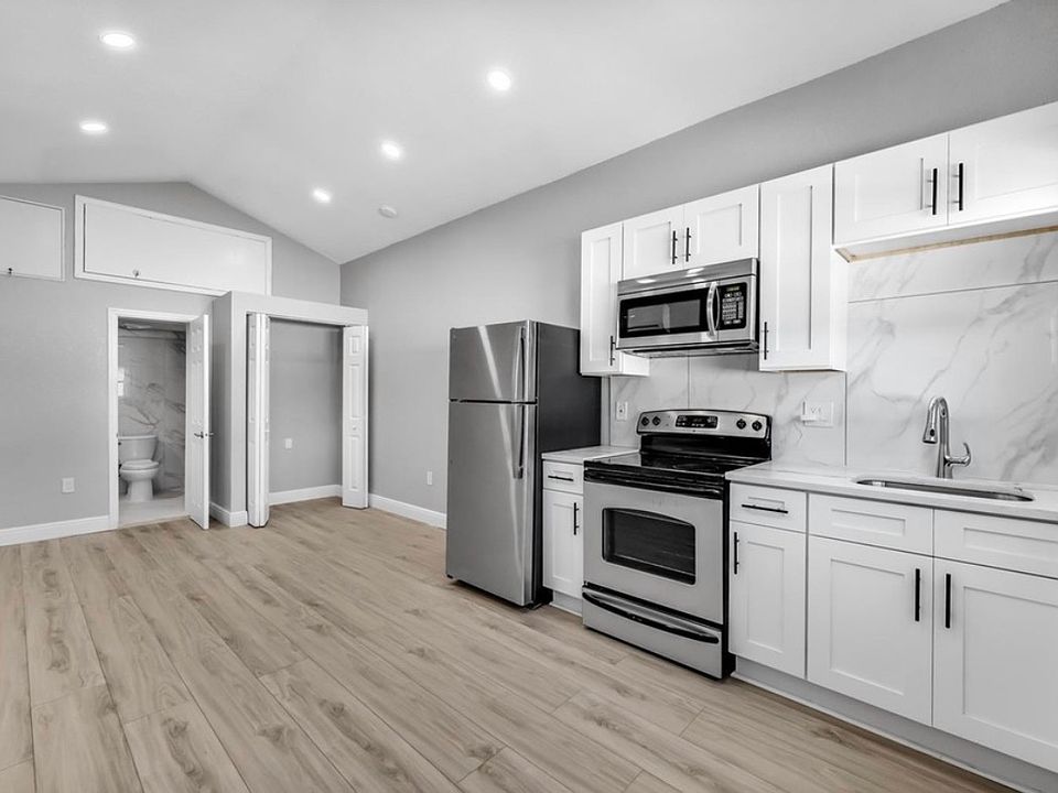 1st image of 1032 54th Ave N #1