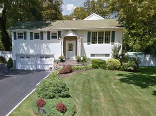 39 Woods Rd, Islip Terrace, NY 11752