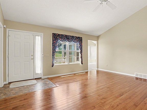 4th image of 548 Edgehill Cir