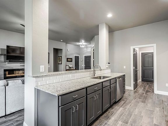 4th image of 3689 King Arthur Ct