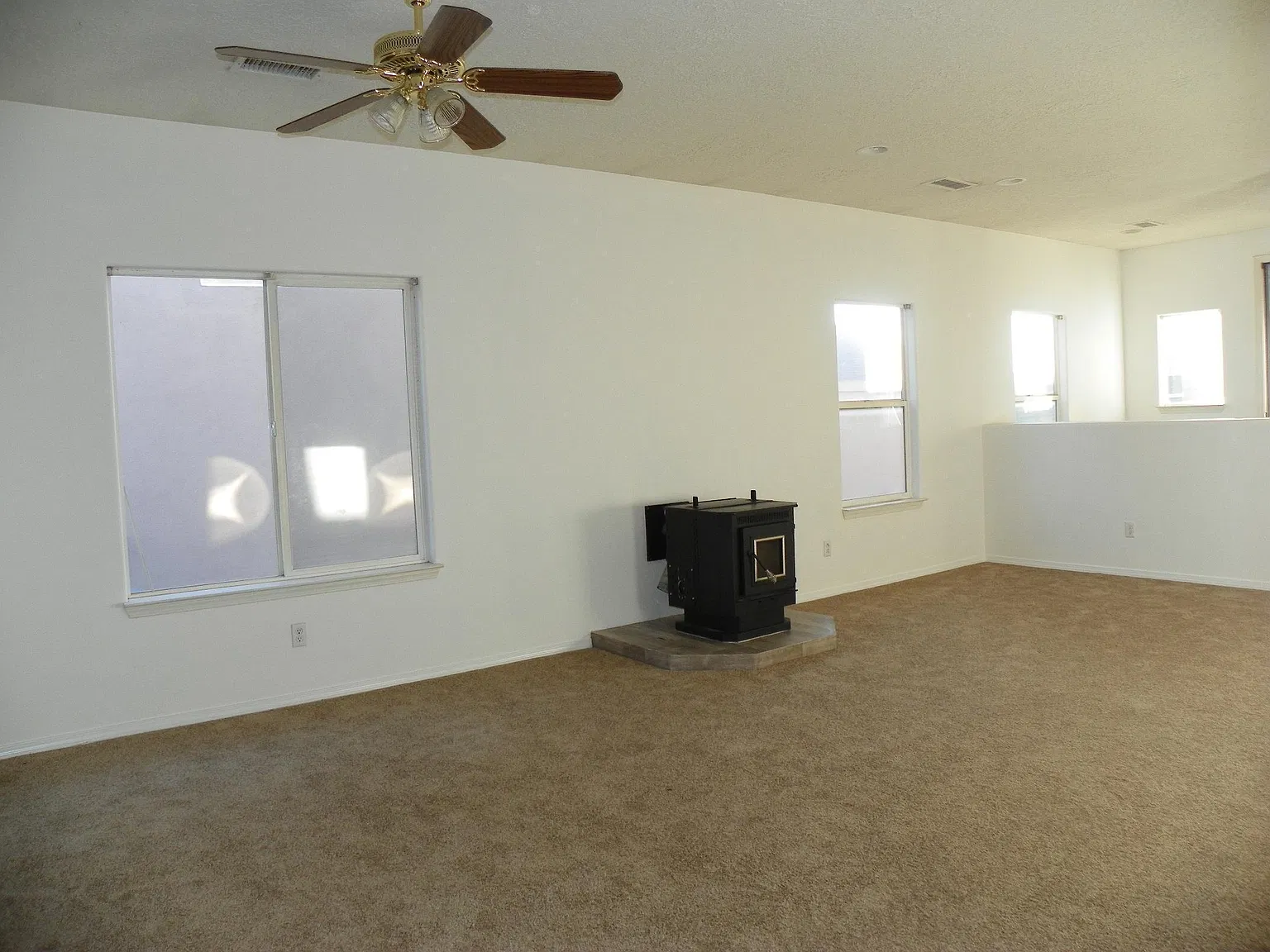 3 bed, 2.0 bath, 2200 sqft, $2,100 — Photo 3