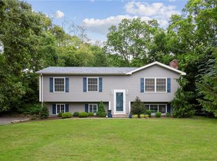 8 Briarwood Dr, South Kingstown, RI 02879