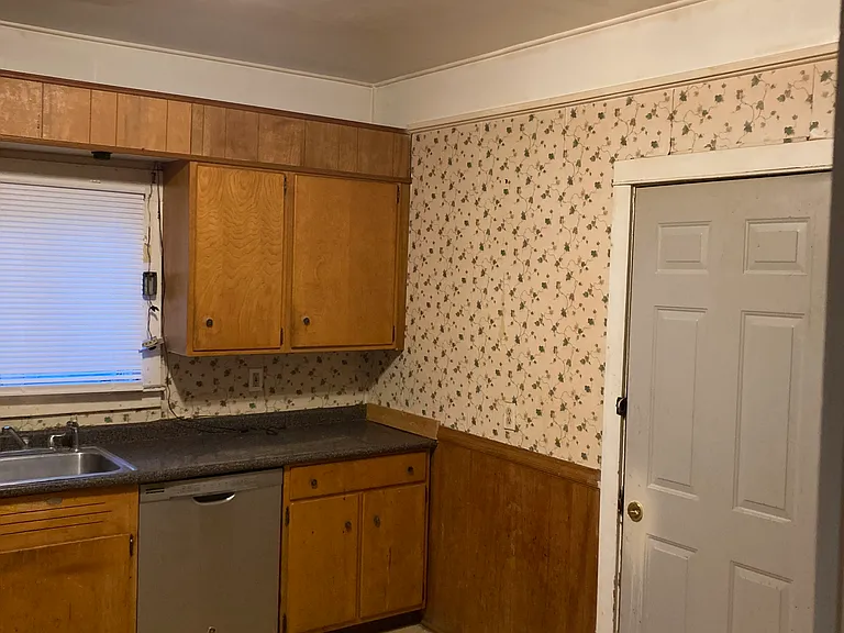 1321 Poplar St — Photo 2