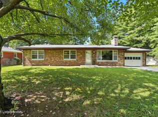 1904 Hoke Rd, Hurstbourne Acres, KY 40220