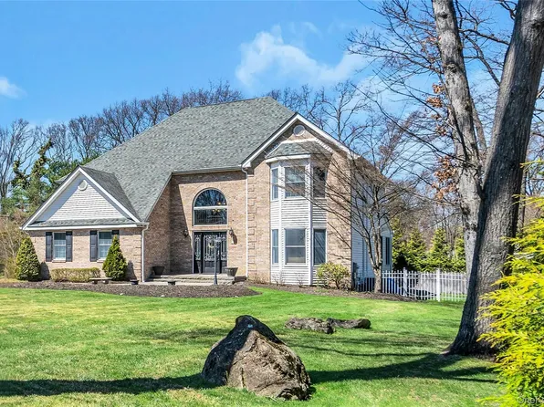 1 Kings Court, Hauppauge, NY 11788