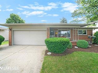 34074 Foxboro Rd, Sterling Heights, MI 48312